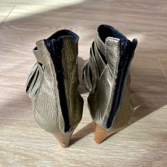 ALDO Gold Heels with Zipper - Picture 4 of 9